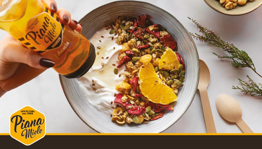 Squeeze Piana Miele utilizzato per guarnire yogurt con frutta e muesli
