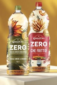 Bottiglie di olio di semi di girasole Costa d’Oro Zero e Zero Che Fritto, esposte su un piedistallo con sfondo giallo, packaging decorato con girasoli
