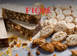 Fiore dal 1827 a TUTTOFOOD: due secoli di storia e tradizione dolciaria Dolci tipici senesi del brand Fiore dal 1827: Panforte tagliato con frutta candita e mandorle, Ricciarelli spolverati di zucchero a velo e Cantuccini croccanti, su fondo rustico con logo Fiore in evidenza