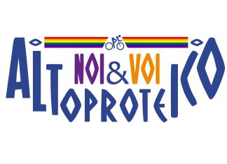 “Noi&Voi Altoproteico”, arriva il blog sullo yogurt greco Neogal Logo del blog “Noi&Voi Altoproteico” di Neogal, con scritta stilizzata blu, viola e arancione, accompagnata da un simbolo di bicicletta e una barra arcobaleno, dedicato agli appassionati di yogurt greco colato e alimentazione proteica.