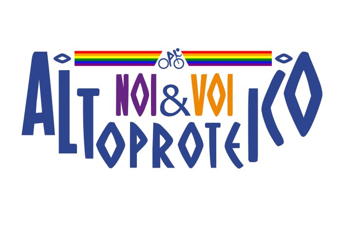 Logo del blog “Noi&Voi Altoproteico” di Neogal, con scritta stilizzata blu, viola e arancione, accompagnata da un simbolo di bicicletta e una barra arcobaleno, dedicato agli appassionati di yogurt greco colato e alimentazione proteica.