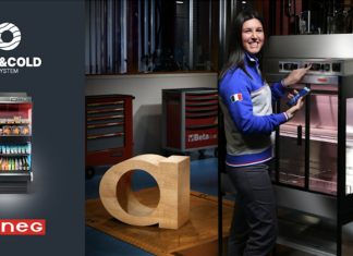 Hot & Cold System: l’innovazione Arneg che ottimizza spazi, consumi e performance Tecnologia Hot & Cold System di Arneg: mobile combinato caldo e freddo per il retail, con operatrice al controllo della temperatura