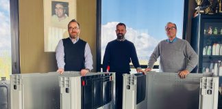 l team Capp Plast con il nuovo contenitore LogiFold: da sinistra Giorgio Innocenti (Export), Filippo Baldi (Marketing) e Sergio Innocenti (dirigente).