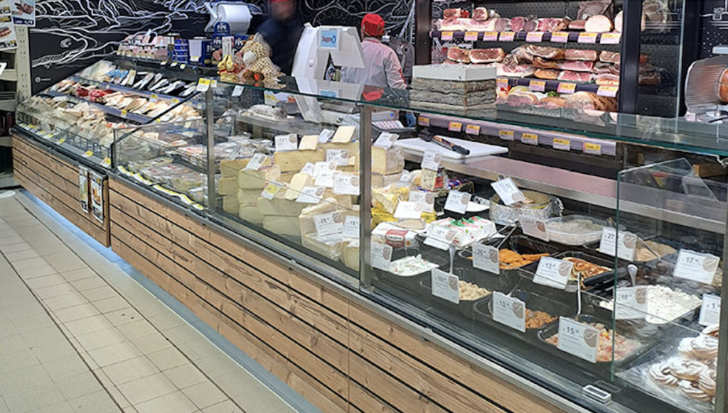 Banco gastronomia del SuperW di Sedico con refrigerazione Epta, che valorizza salumi, formaggi e piatti pronti in un’esposizione moderna ed efficiente.