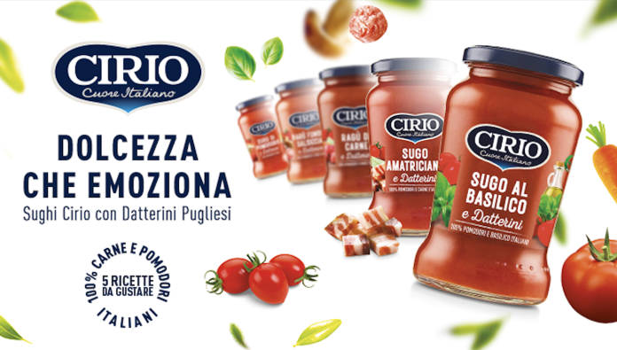 Linea di sughi Cirio con datterino in vasetti di vetro da 350 g, logo Cirio, cinque varianti (Pomodoro e Datterini, Basilico e Datterini, Amatriciana e Datterini, Ragù di Carne e Datterini, Funghi Salsiccia e Datterini) su sfondo bianco con testo “Dolcezza che emoziona