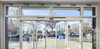 Ingresso di un punto vendita dotato di porte automatiche Faac Airslide, con ante trasparenti e apertura a sfondamento per una gestione efficiente e sicura del flusso clienti.