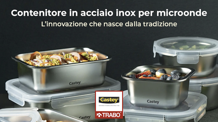 Contenitori in acciaio inox Castey con coperchi trasparenti ermetici, impilati e riempiti di insalata e frutta, su sfondo scuro con logo Trabo