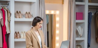 Titolare di negozio di abbigliamento gestisce il punto vendita da laptop, semplificando la gestione del negozio con strumenti digitali