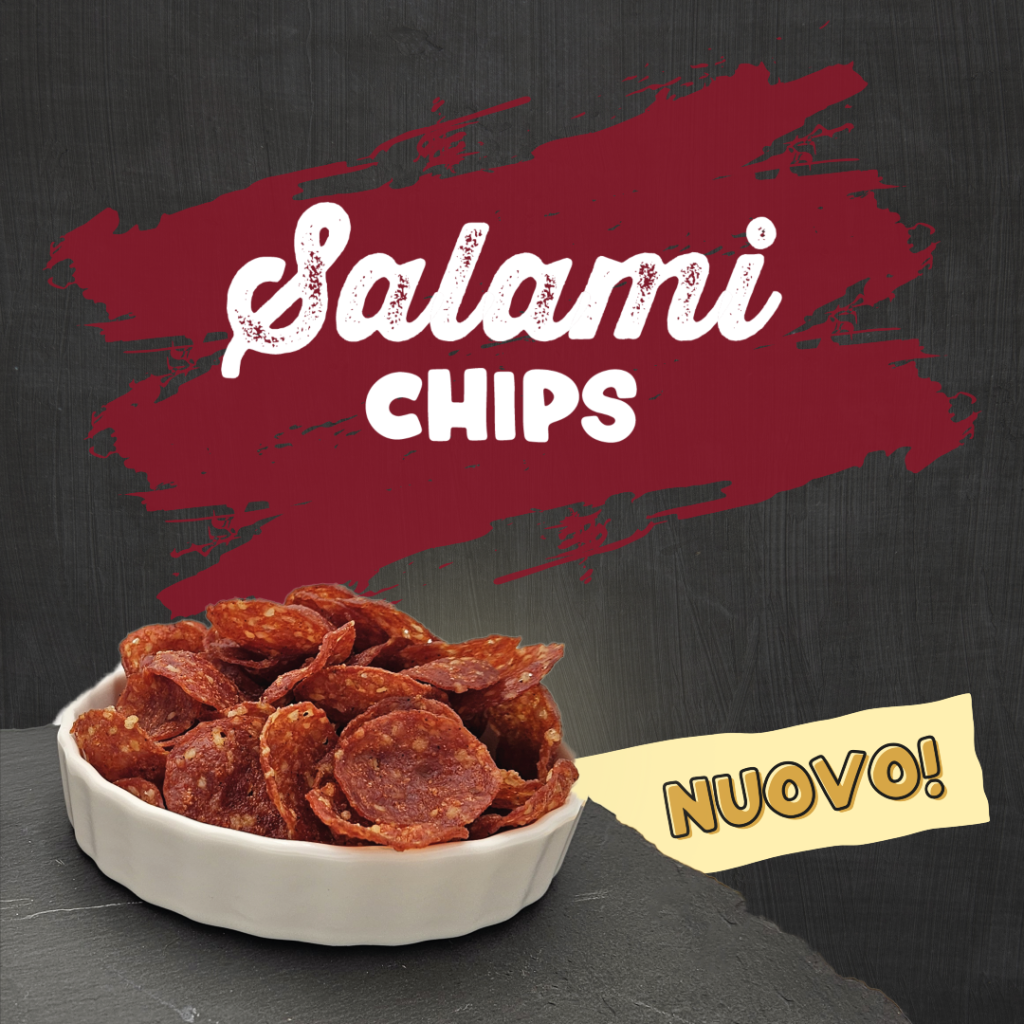 Ciotola bianca piena di Salami Chips croccanti, sottili fettine di salamino piccante, su sfondo scuro con la scritta ‘Salami Chips’ in alto e badge ‘Nuovo!’ sul lato