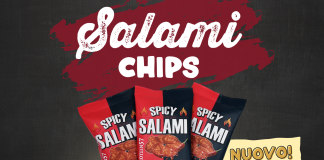Confezioni di Salami Chips Spicy Salami: tre pack rosso e blu con croccanti fettine di salamino piccante e scritta ‘Nuovo!’ su sfondo scuro”