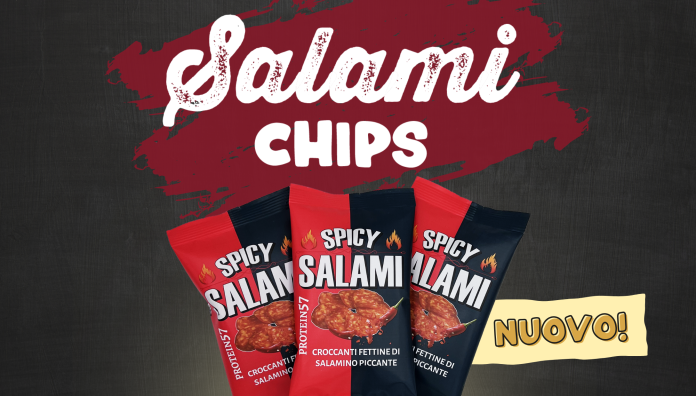 Confezioni di Salami Chips Spicy Salami: tre pack rosso e blu con croccanti fettine di salamino piccante e scritta ‘Nuovo!’ su sfondo scuro”