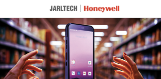 Honeywell CT32 mobile computer per il retail, esposto in corsia supermercato con mani tese a rappresentare la sua affidabilità e potenza di scansione