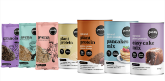 Gamma di prodotti Goodly di MartinoRossi con confezioni di proteine vegetali in polvere (vaniglia, cacao), mix per pancakes e easy cake, affiancate a confezioni di granola e avena. Le etichette mostrano il logo Goodly e indicazioni "natural plant protein", "gluten free", "plant based", enfatizzando la linea di prodotti ad alto contenuto proteico e free-from ideali per l'esposizione negli scaffali della GDO