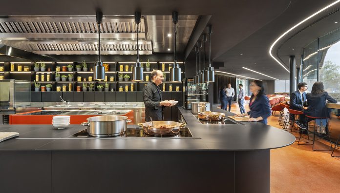 Interni del ristorante aziendale Quisimangia Mutti a Parma, arredato da Tecnoarredamenti con soluzioni di design e tecnologia per un’esperienza di ristorazione innovativa. Photos by Melania Delle Grave, Agnese Bedini, DSL Studio