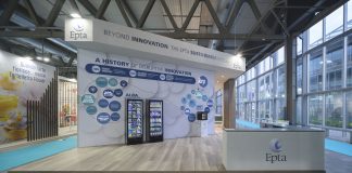 Stand Epta con pannello "Beyond Innovation. The Epta Sustainable System", esposizione di due vetrine Alba 43 e 45 che richiamano l'innovazione delle vetrine Alba 43 e 45, e desk accoglienza