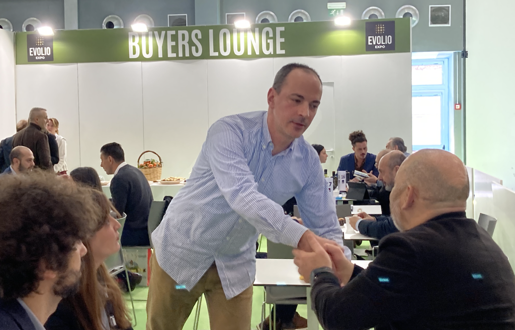 Evolio Expo 2026, due professionisti si stringono la mano nel Buyers Lounge, area dedicata agli incontri B2B in fiera