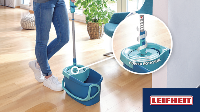 Persona che utilizza il sistema lavapavimenti Clean Twist di Leifheit con secchio e meccanismo Power Rotation per una strizzatura ergonomica del mop.