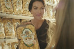 Luciana Mosconi torna in TV con una campagna che celebra i sapori di famiglia Luciana Mosconi torna in TV: sonna con confezione di tagliatelle Luciana Mosconi in supermercato, scena dallo spot TV della nuova campagna pubblicitaria