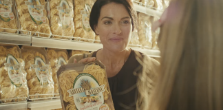 Luciana Mosconi torna in TV: sonna con confezione di tagliatelle Luciana Mosconi in supermercato, scena dallo spot TV della nuova campagna pubblicitaria