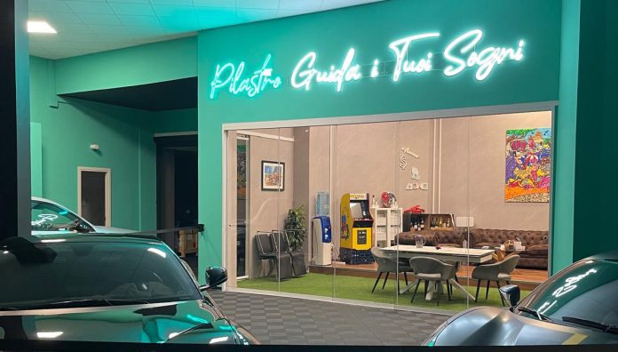 Showroom di Pilastro Srl con un'insegna al neon che recita 
