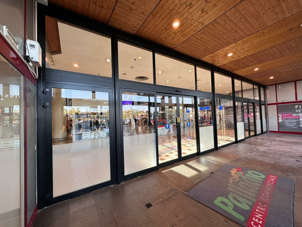 Ingresso del Centro Commerciale Palladio con porte automatiche Faac scorrevoli, progettate per ottimizzare flussi pedonali ed efficienza energetica