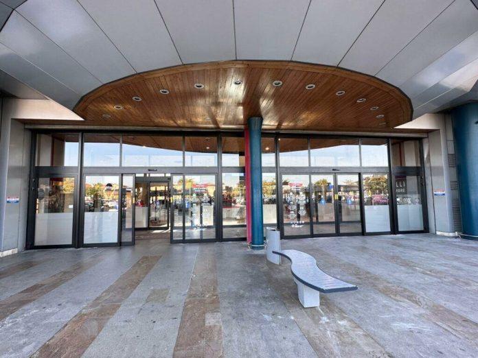 Ingresso del Centro Commerciale Palladio dotato di porte automatiche Faac con design scorrevole e tecnologia per l’efficienza energetica