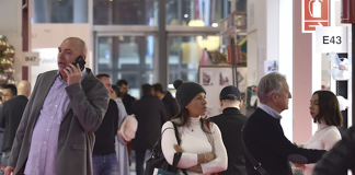 Visitatori durante un'edizione di Quick&More, la fiera b2b di Fieramilano per la GDO, tra gli stand espositivi