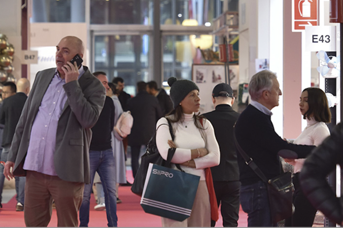 Visitatori durante un'edizione di Quick&More, la fiera b2b di Fieramilano per la GDO, tra gli stand espositivi