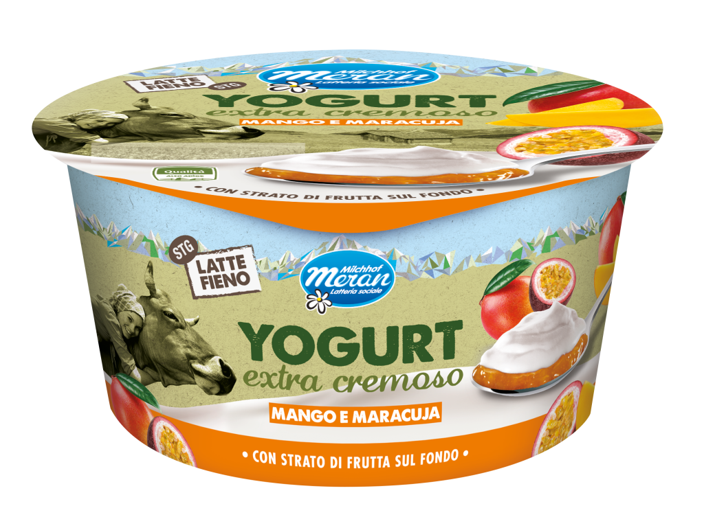 Confezione di Meran latte fieno gusto Mango e Maracuja. Lo yogurt extra cremoso di Latteria Sociale Merano, con strato di frutta esotica sul fondo, che evidenzia la certificazione STG e la qualità del latte fieno