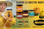 CONAPI-Mielizia a Marca: la forza della filiera del miele tra innovazione e sostenibilità Banner pubblicitario CONAPI-Mielizia per la fiera Marca by BolognaFiere. Un'apicoltrice socia CONAPI tiene in mano un vasetto di Miele Millefiori italiano con la scritta "Un vasetto di biodiversità". A destra, sono esposti i nuovi mieli italiani della linea selezioni (Gusto Gentile, Armonioso, Deciso), il vasetto Miele BIO+Balsamico e due confezioni della linea Sport Pocket. Il testo include lo slogan "Scopri le nostre novità" e le coordinate dello stand: "Ti aspettiamo maRca by BolognaFiere Padiglione 29 - Stand C66-D65". In basso, il logo "Mielizia Insieme per la biodiversità"