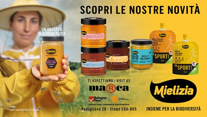 Banner pubblicitario CONAPI-Mielizia per la fiera Marca by BolognaFiere. Un'apicoltrice socia CONAPI tiene in mano un vasetto di Miele Millefiori italiano con la scritta 