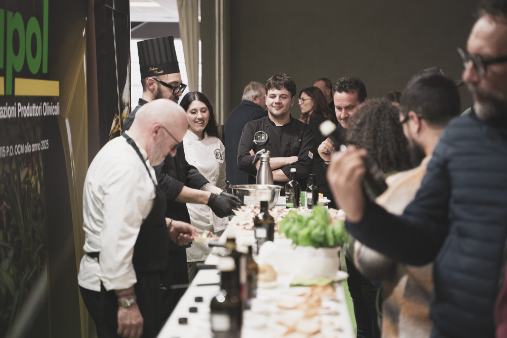 Momento di degustazione professionale e show cooking con olio EVO durante l'evento B2B Evolio Expo