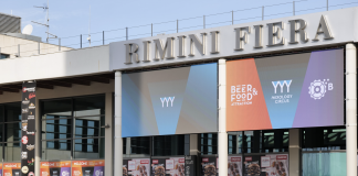 Ingresso della Fiera di Rimini con visitatori e banner promozionali, sede di Beer&Food Attraction 2026