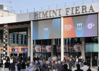 Ingresso della Fiera di Rimini con visitatori e banner promozionali, sede di Beer&Food Attraction 2026