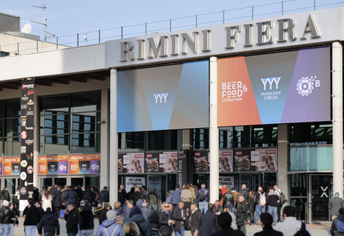 Ingresso della Fiera di Rimini con visitatori e banner promozionali, sede di Beer&Food Attraction 2026