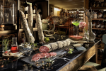 CLAI a Marca 2026 con classici e novità: qualità e innovazione per collaborazioni di valore Le nuove Fragranze di Salame CLAI presentate in un'ambientazione suggestiva da laboratorio alchemico, con un salame affettato al centro e altri interi appesi, circondati da spezie ed essenze.