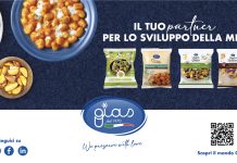 Gias rinnova il brand e cresce del 12%: focus su qualità e Private Label Banner promozionale Gias che mostra piatti pronti e confezioni di surgelati accanto al claim Il tuo partner per lo sviluppo della MDD e al nuovo logo aziendale