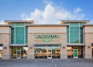 Wingstop sbarca in Italia: debutto a Milano e piano di sviluppo da 40 locali