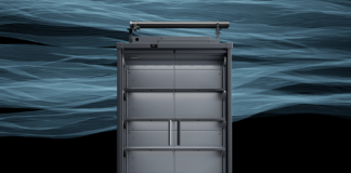 Banco refrigerato AHT di colore scuro, verticale, con porte in vetro e ripiani interni, posizionato su sfondo nero con onde azzurre, ideale per sistemi di refrigerazione a CO2 nel food retail