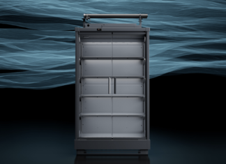 Banco refrigerato AHT di colore scuro, verticale, con porte in vetro e ripiani interni, posizionato su sfondo nero con onde azzurre, ideale per sistemi di refrigerazione a CO2 nel food retail