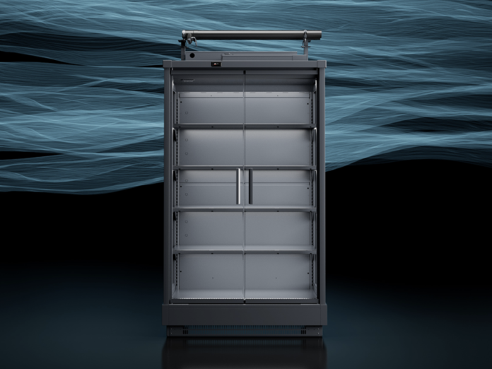 Banco refrigerato AHT di colore scuro, verticale, con porte in vetro e ripiani interni, posizionato su sfondo nero con onde azzurre, ideale per sistemi di refrigerazione a CO2 nel food retail