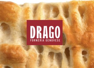 Dettaglio ravvicinato di una focaccia ligure croccante con il logo Drago Forneria Genovese GDO in evidenza su sfondo rosso
