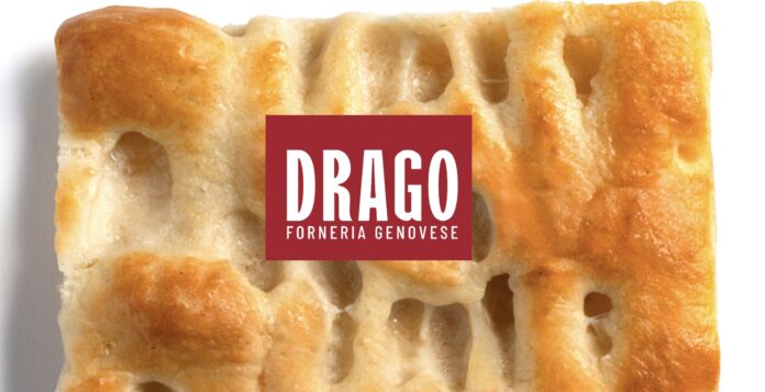 Dettaglio ravvicinato di una focaccia ligure croccante con il logo Drago Forneria Genovese GDO in evidenza su sfondo rosso