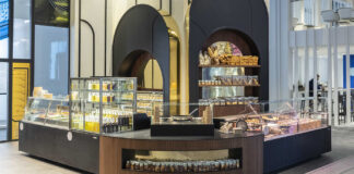 EptaConcept presenta un espositore refrigerato verticale autoadesivo compatto e trasparente per prodotti grab-and-go freschi, ideale per layout retail fluidi e format convenience intelligenti