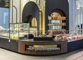 EptaConcept presenta un espositore refrigerato verticale autoadesivo compatto e trasparente per prodotti grab-and-go freschi, ideale per layout retail fluidi e format convenience intelligenti