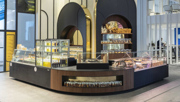 Epta Premium Euroshop 2026. EptaConcept presenta un espositore refrigerato verticale autoadesivo compatto e trasparente per prodotti grab-and-go freschi, ideale per layout retail fluidi e format convenience intelligenti