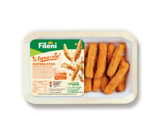 Alt text: Confezione di Chicken Stick della nuova linea Fileni In forno e via: bastoncini di pollo panati contenuti in un vassoio di carta ecosostenibile progettato per la cottura diretta in forno