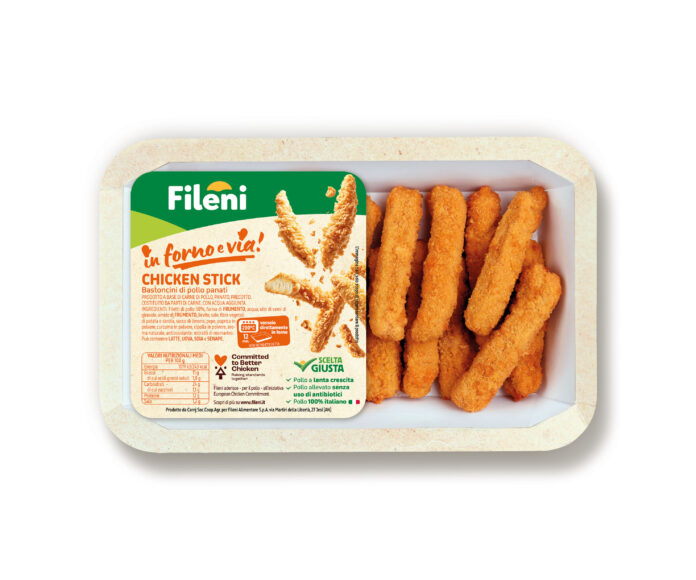 Alt text: Confezione di Chicken Stick della nuova linea Fileni In forno e via: bastoncini di pollo panati contenuti in un vassoio di carta ecosostenibile progettato per la cottura diretta in forno