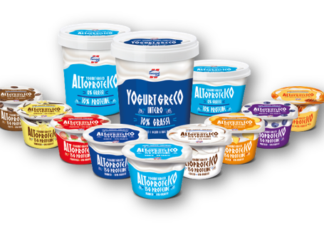 • Panoramica della gamma Neogal con diverse varianti di yogurt greco Altoproteico in vasi e coppette multiporche, inclusi i gusti bianco e frutta con indicazione 0% grassi