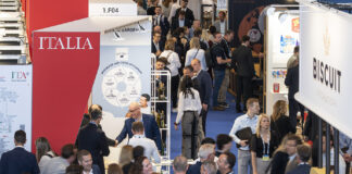 Stand Italia affollato alla fiera PLMA World of Private Label ad Amsterdam, Padiglione 7, con logo ITA e networking tra professionisti del settore retail e private label
